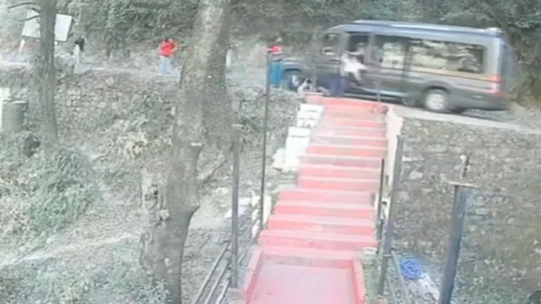 Dalhousie: Passengers Jump Out To Save Themselves As Tourist Vehicle Rolls Backwards on Dalhousie Hill Road, Video Surfaces