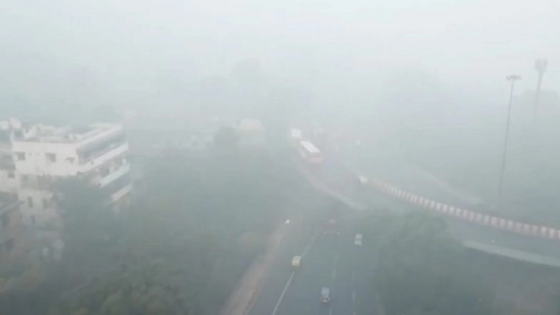 Delhi Air Pollution: Thick Layer of Smog Blankets Delhi-NCR, Air Quality Stays in ‘Severe’ Zone (Watch Video)