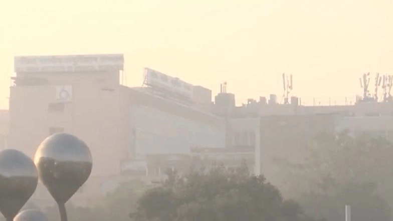Delhi-NCR Chokes Again After Brief Respite; Air Quality Index Crosses 300 in Several Areas (Watch Video)