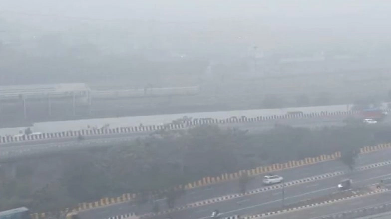 Delhi Air Pollution: Air Quality Worsens As Thick Blanket of Toxic Smog Engulfs National Capital, AQI Recorded at 438 (Watch Videos)