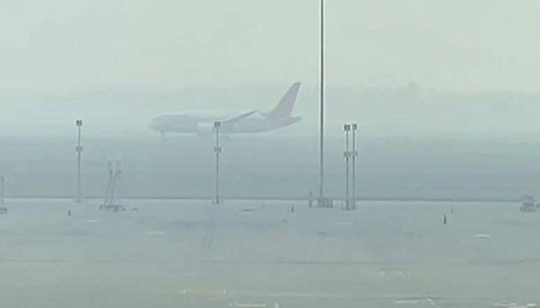 Delhi Airport Issues Fog Advisory, Warns Passengers of Possible Flight Delays Amid Reduced Visibility in National Capital