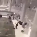 Makkah Mosque Suicide Bid: Security Guard Injured After Trying To Save Man Who Jumped From Upper Floor of Masjid Al Haram, Shocking Video Surfaces