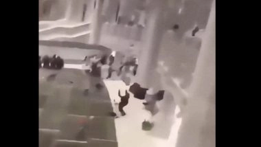 Makkah Mosque Suicide Bid: Security Guard Injured After Trying To Save Man Who Jumped From Upper Floor of Masjid Al Haram, Shocking Video Surfaces