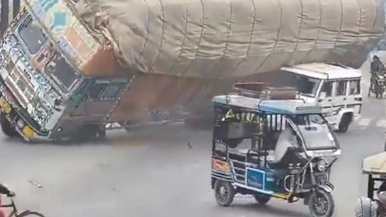 Rampur Road Accident: Overloaded Lorry Overturns on Bolero SUV After Colliding with Divider in Uttar Pradesh, Driver Dies (Disturbing Video)