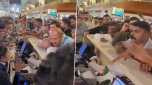 social-viral-'Meri Beti Ko Pad Chahiye, Blood AA Raha Hai': Distressed Father Pleads With IndiGo Staff for Sanitary Pads for Daughter, Congress Criticises Modi Govt After Video Goes Viral