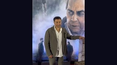 'Ikkis' Screening: Sunny Deol Stands Beside Dharmendra&rsquo;s Poster, Shares Emotional Moment with Fans (Watch Video)