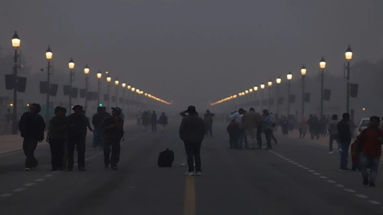 Delhi Air Pollution: National Capital Wakes Up to Dense Smog As AQI Soars to 497, Remains in ‘Severe’ Category Despite GRAP-IV (Watch Video)