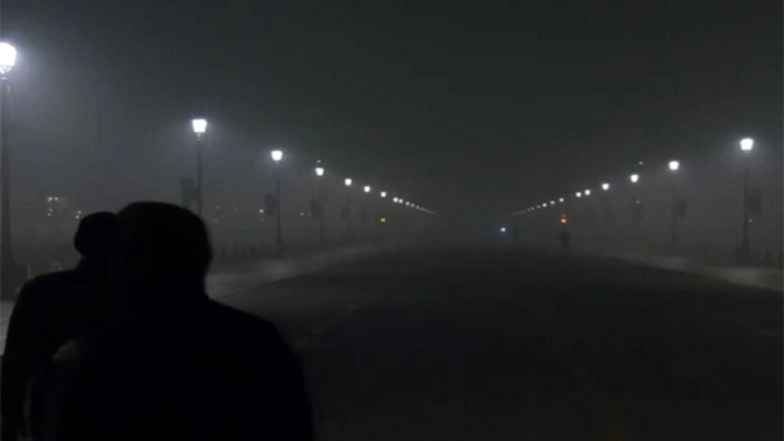 Delhi Air Pollution: Air Quality Slips to 'Very Poor' as Smog Engulfs City; AQI Crosses 300 (Watch Videos)