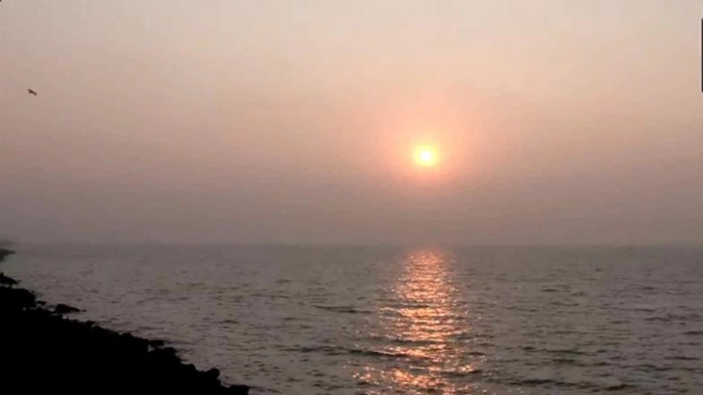 Last Sunset of 2025 Videos and Photos: Breathtaking Visuals Emerge From Mumbai, Delhi, Kolkata and Other Cities As India Gears Up To Welcome New Year 2026