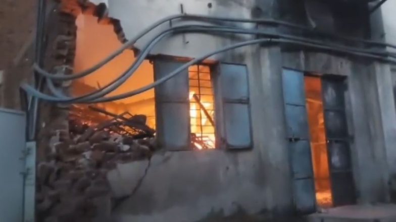 Maharashtra Fire: Massive Blaze Erupts in Power Loom Factory in Thane’s Khoni Village, One Firefighter Injured (Watch Video)