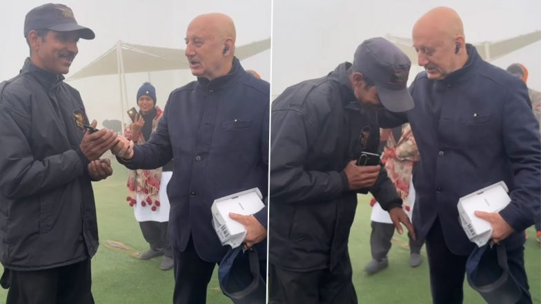 ‘Khosla Ka Ghosla 2’: Anupam Kher Wins Hearts by Gifting Smartphone to Watchman on Film Sets (Watch Video)