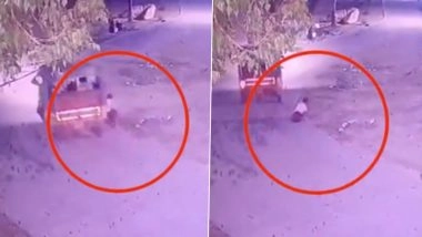 Kamareddy Shocker: Class 8 Student Dies After Falling From Autorickshaw at Telangana Gurukul School, Video Surfaces