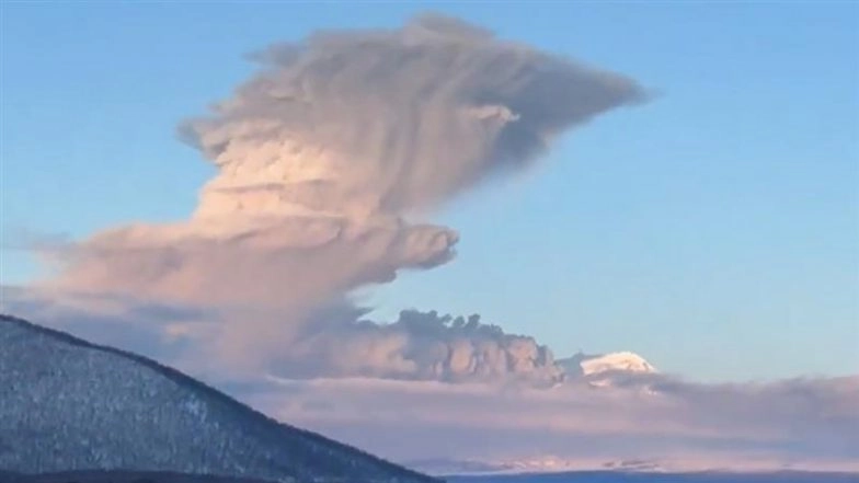 Russia Volcano Eruption: Volcano Erupts in Remote Kamchatka Peninsula, Sends Massive Ash Plume Nearly 9,000 Metres Into Sky (Watch Video)