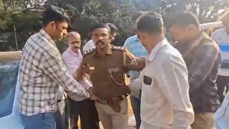 Bengaluru Police Inspector Caught Red-Handed in INR 4 Lakh Bribery Trap as Karnataka Lokayukta Acts on Builder’s Complaint (Watch Video)