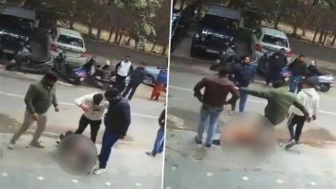 Delhi Shocker: Goons Strip, Brutally Assault Father-Son Duo in Laxmi Nagar, 1 Accused Arrested After Video Goes Viral