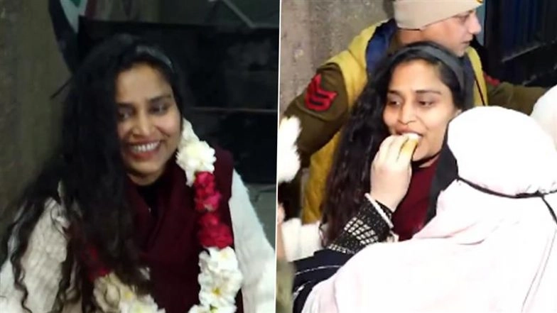 Gulfisha Fatima Walks Out of Tihar Jail After Supreme Court Grants Bail in Delhi Riots Conspiracy Case (Watch Video)