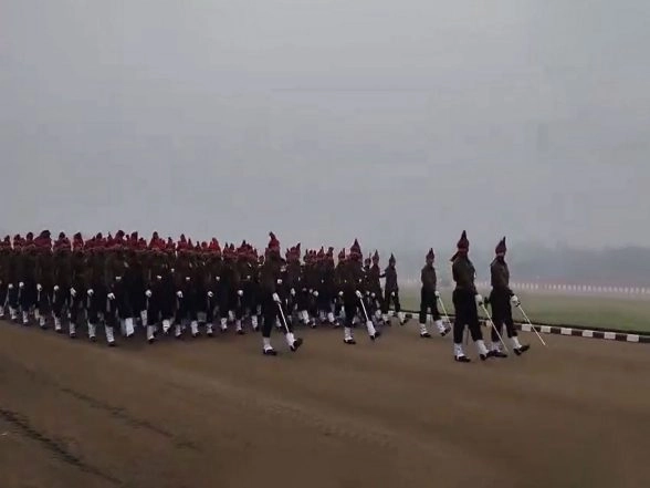 India News | Republic Day Rehearsals Continue at India Gate Amid Dense Fog in Delhi