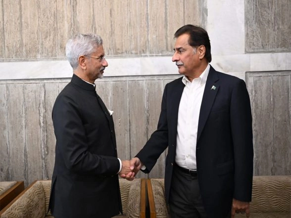 World News | Desperate Pakistan Attempts to Amplify EAM's Dhaka Handshake, Pitches for Talks to Prevent Any 'escalation'