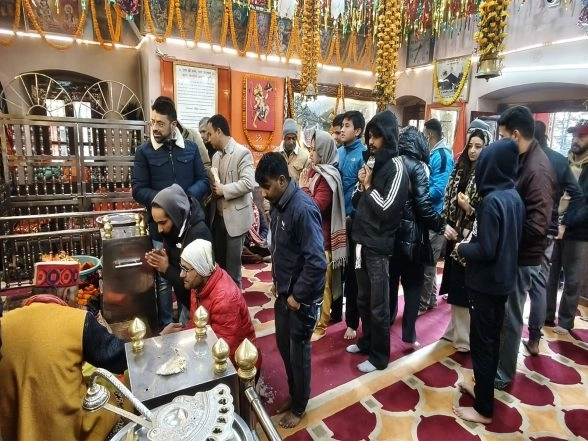 India News | Tourists, Locals Visit Jakhhu Hanuman Temple in Shimla to Begin New Year 2026