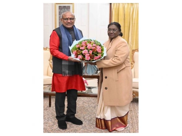 India News | Vice President C.P. Radhakrishnan Meets President Droupadi Murmu to Exchange New Year Greetings