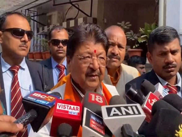 India News | MP Minister Kailash Vijayvargiya Meets Families Affected by Contaminated Water in Indore's Bhagirathpura, Assures Full Support