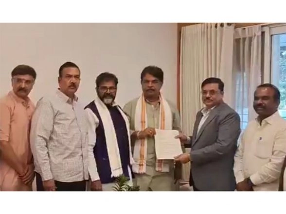 India News | Karnataka: State BJP Files a Complaint Regarding Ballari Clash Between BJP and Congress MLA