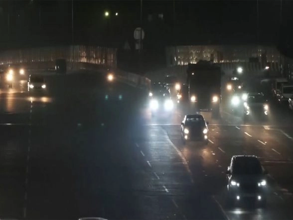 India News | Smog Shrouds Delhi as AQI Remains 'Poor' at 248, Breathing Discomfort Persists