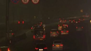 India News | Delhi Wakes Up to Layer of Fog as AQI Remains in 'poor' Category, Flights Delayed at IGI Airport