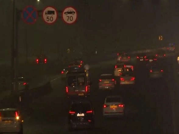 India News | Delhi Wakes Up to Layer of Fog as AQI Remains in 'poor' Category, Flights Delayed at IGI Airport