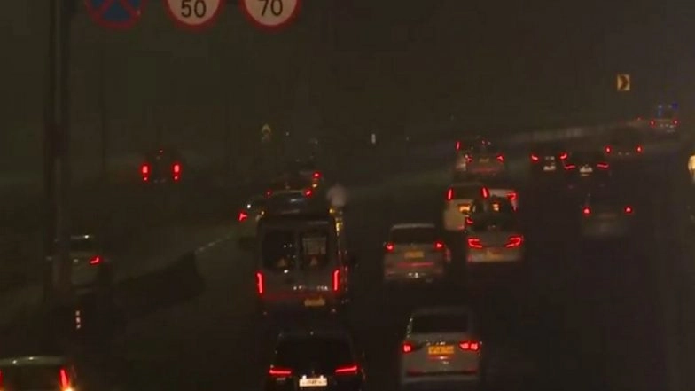 India News | Delhi Wakes Up to Layer of Fog as AQI Remains in 'poor' Category, Flights Delayed at IGI Airport