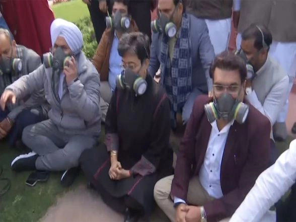 India News | AAP Holds Protest in Delhi Assembly Premises over Rising Air Pollution