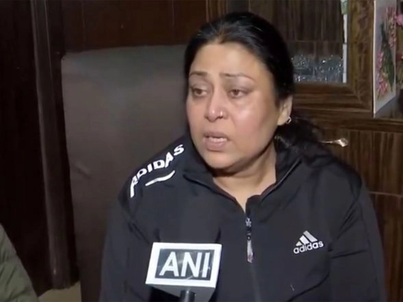 India News | Delhi: Goons Strip, Brutally Assault Father-son Duo in Laxmi Nagar