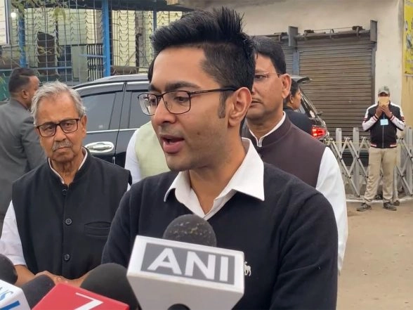 India News | TMC Leader Abhishek Banerjee Names Sunali Khatun's Newborn Baby, Says Efforts Will Be Made to Bring Her Husband Back to India from Bangladesh