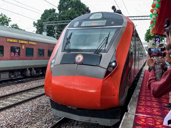 India News | Indian Railways Strengthens Affordable Travel for Common Passengers with Record Production of Modern General, Non-AC Coaches