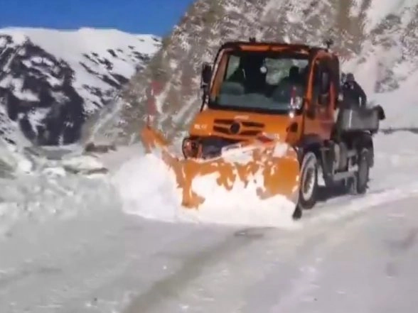 India News | J-K: Snow Clearance Ops in Full Swing in Poonch; Traffic Remains Suspended Due to Fresh Snowfall