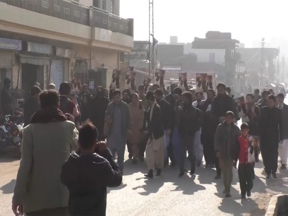 World News | Pak: Imran Khan's Family Stages Sit-in Prayers After Being Barred from Seeing Him