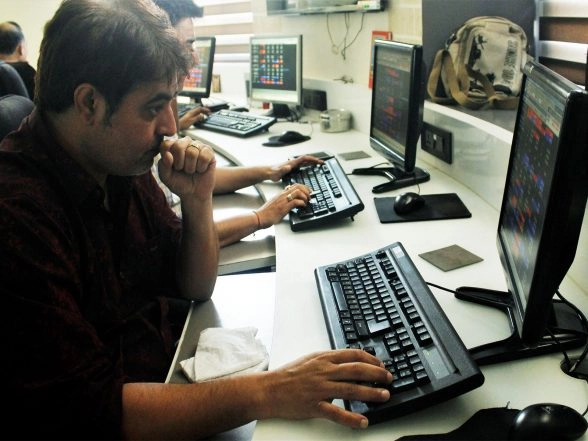 Business News | Economists See India's GDP Growth Strong in Real Terms, but Low Inflation Narrows Nominal Expansion