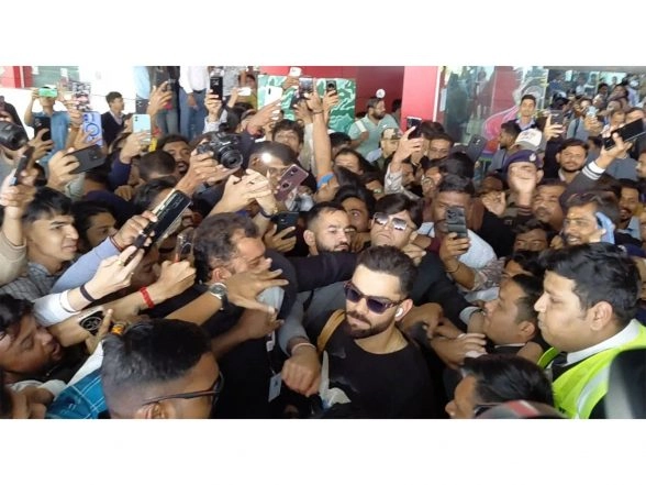 Sports News | Virat Kohli Arrives in Vadodara Ahead of 1st India-NZ ODI