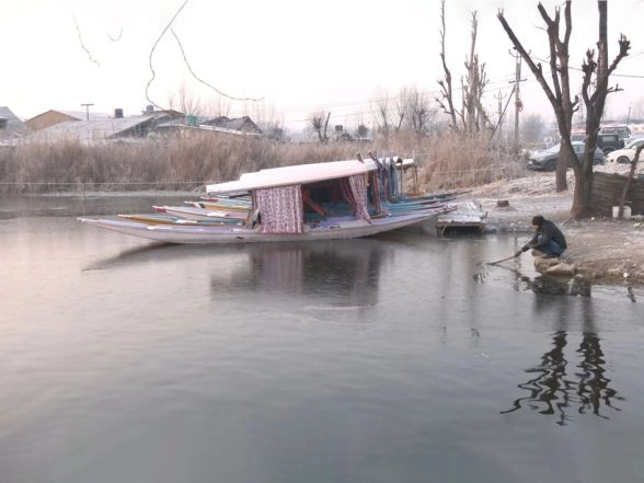 India News | Dal Lake Freezes as Winter Intensifies Across Kashmir Valley
