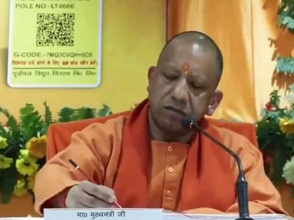 India News | UP CM Yogi Adityanath Holds Review Meeting in Prayagaraj, Launches Magh Mela Service App