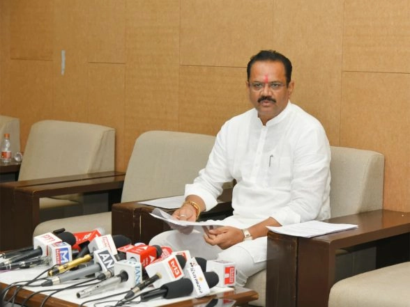 India News | Gujarat Agriculture Minister Jitu Vaghani Offers Prayers and Performs Omkar Chanting at Somnath Mahadev Temple
