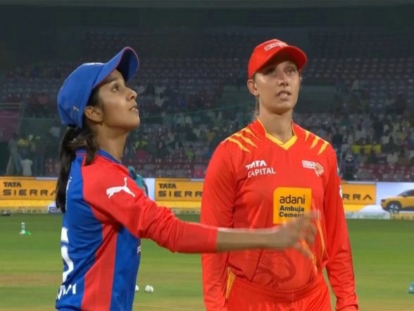 Sports News | WPL: Delhi Capitals Wins Toss, Opts to Bowl Against Gujarat Giants