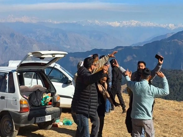India News | Jammu Shivers Under Cold Wave; Nathatop Sees Weekend Tourist Rush Despite Lack of Snowfall