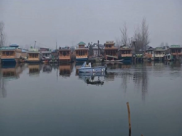 India News | Cold Wave Grips Kashmir; Tourists Enjoy Winter Charm at Dal Lake