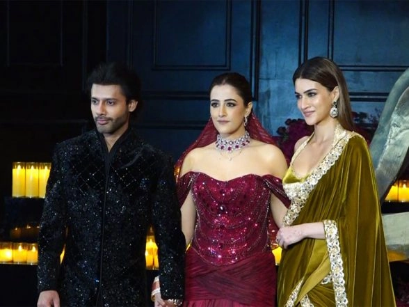 Entertainment News | Nupur Sanon's Dazzling Red Gown Turns Heads at Mumbai Reception, Kriti Sanon's Elegant Look Steals Show