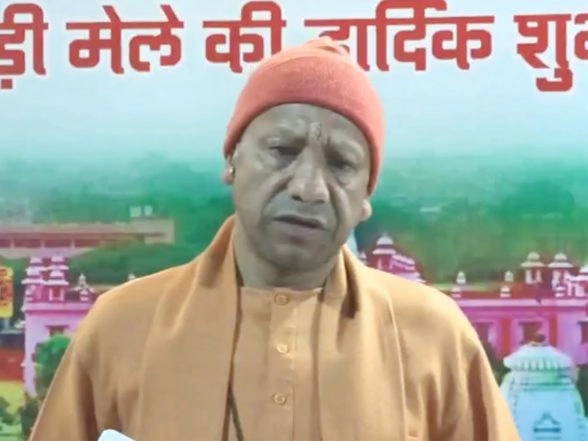 India News | Uttar Pradesh CM Yogi Adityanath Offers 'khichdi Prasadam' on Makar Sankranti at Gorakhnath Temple