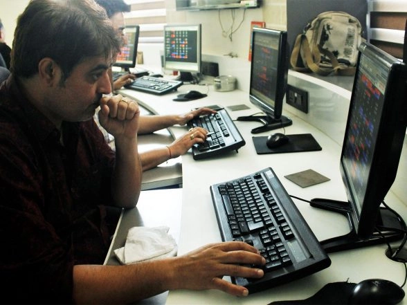 Business News | US and European FPIs Increase India Inflows in 2025, Singapore, Mauritius, UK Lead Sellers Amid Tariffs: Report