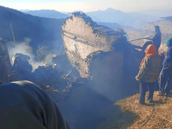 India News | Uttarakhand: Chamoli Administration on High Alert, Helicopter Deployed to Curb Nanda Devi Forest Fire