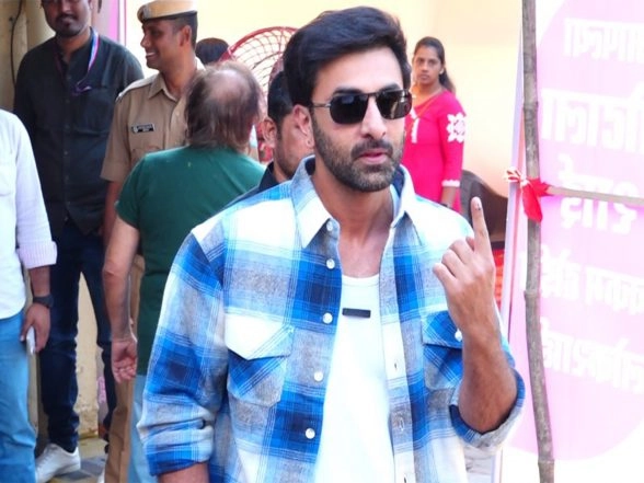 Entertainment News | Ranbir Kapoor Proudly Flaunts His Inked Finger After Casting Vote