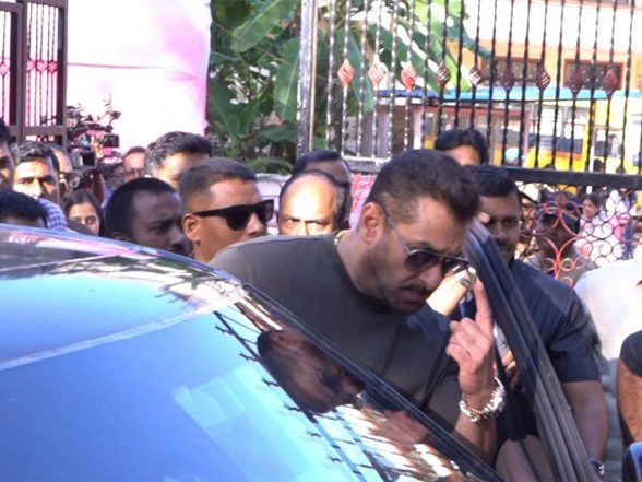 Entertainment News | BMC Elections 2026: Salman Khan Turns Up to Cast His Vote